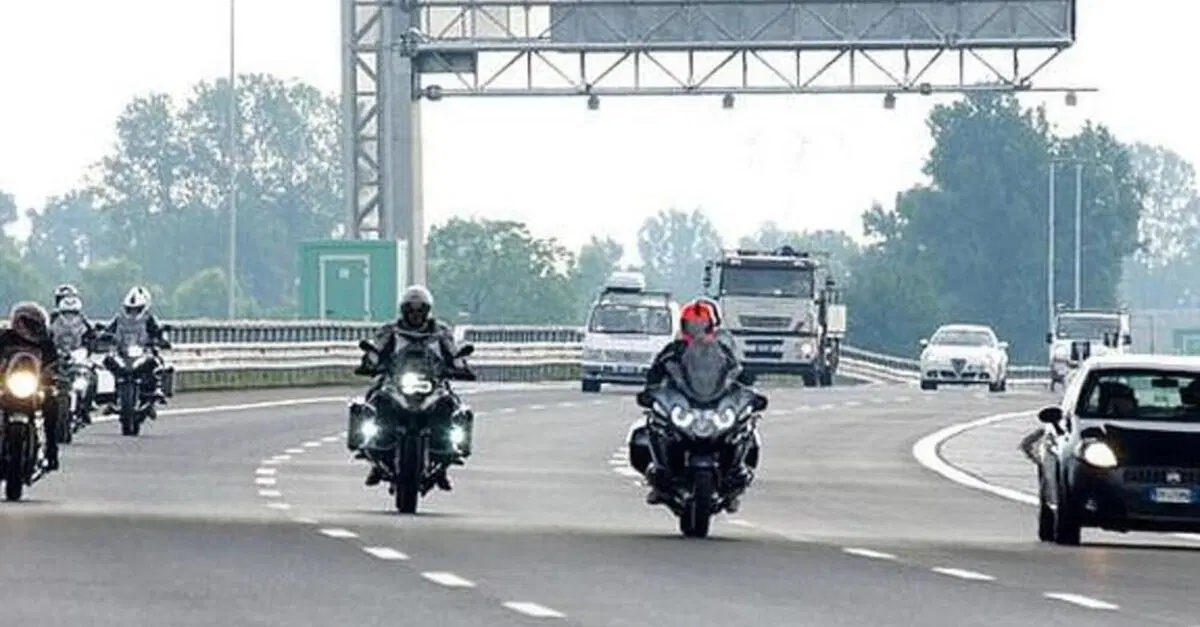 Autostrada in moto: 5 errori (che facciamo spesso) a rischio multa