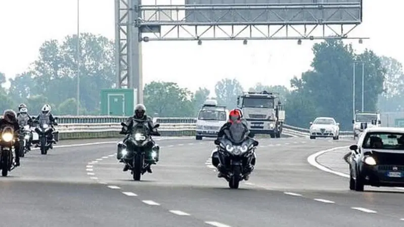 Autostrada in moto: 5 errori (che facciamo spesso) a rischio multa