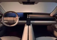 Jaguar Type 01, svelati gli interni della nuova GT elettrica: tecnologia nascosta e lusso minimalista