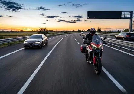 Multe per eccesso di velocità, la proposta: 10 euro per ogni km/h in più. Chi rischierebbe la patente?