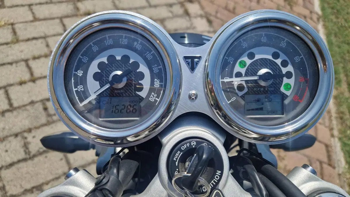 Triumph Speed Twin 1200 Stealth Edition (2024) (7)