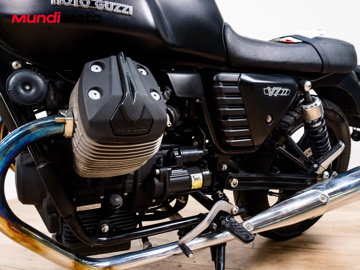 Moto Guzzi V7 II Stone (2015 - 17) (9)