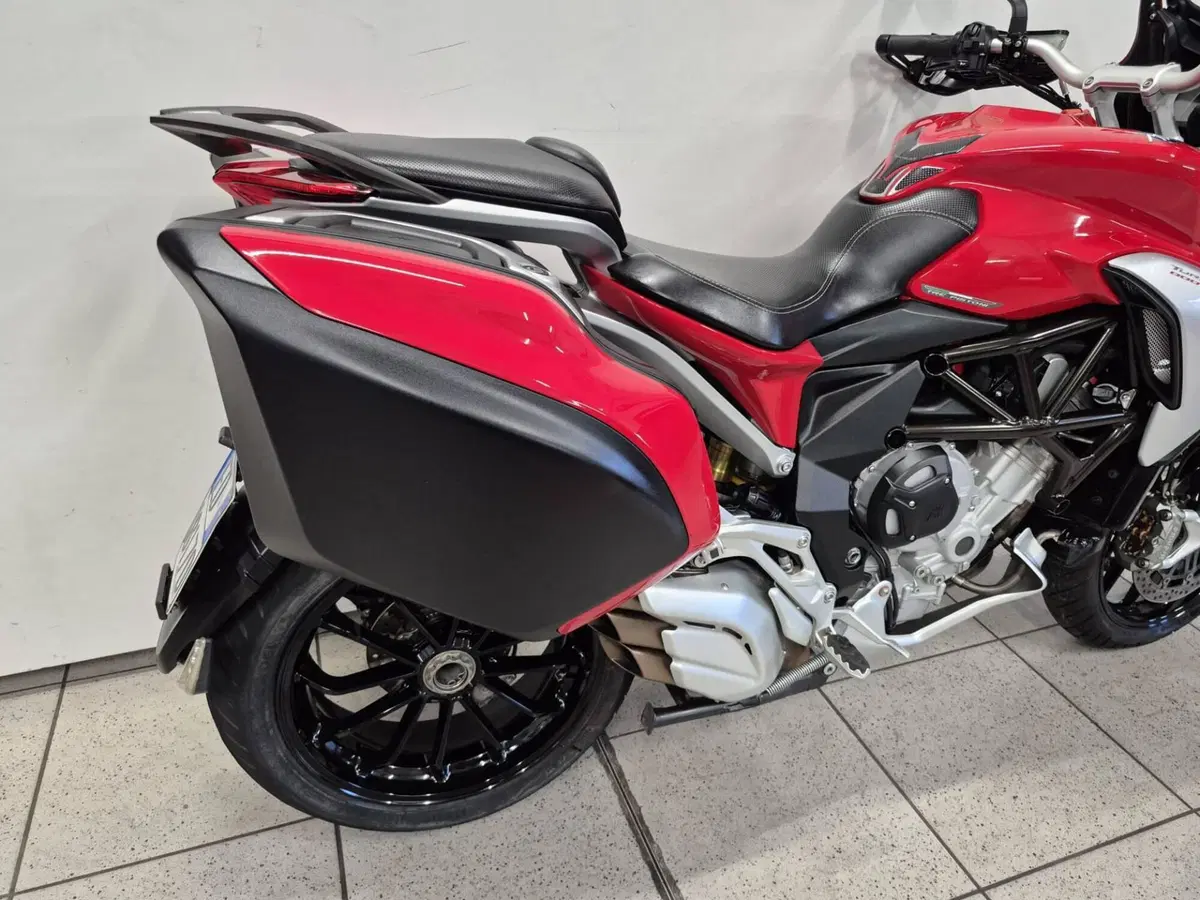MV Agusta Turismo Veloce 800 (2014 - 16) (3)