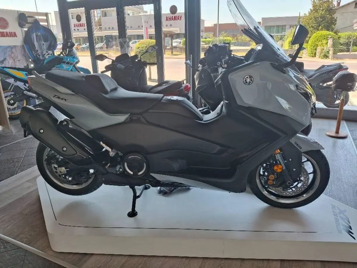 Yamaha T-Max 560 Tech Max (2025 - 26) (2)