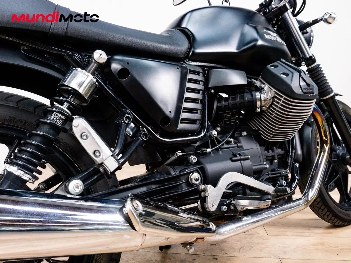 Moto Guzzi V7 II Stone (2015 - 17) (4)
