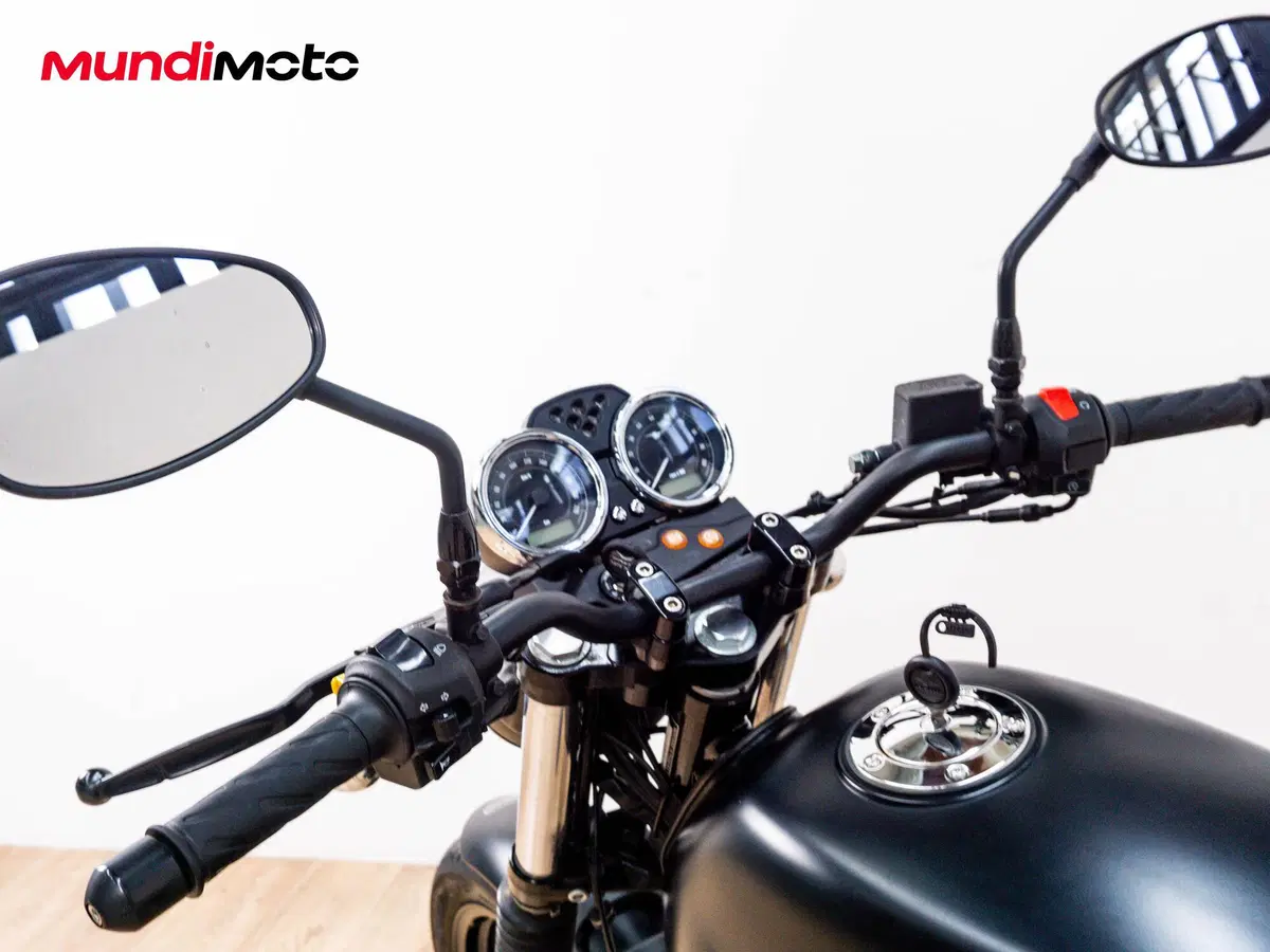 Moto Guzzi V7 II Stone (2015 - 17) (11)