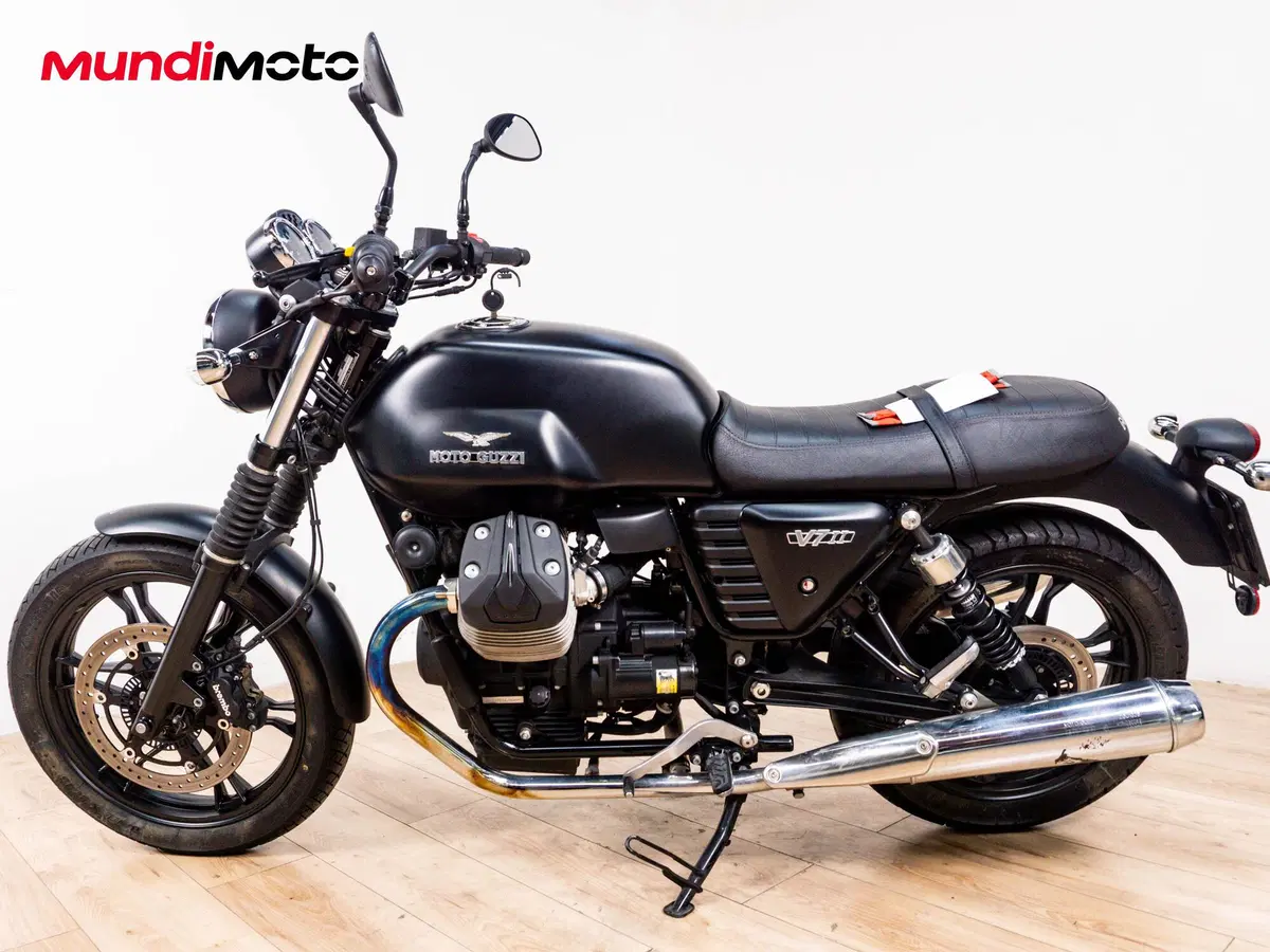 Moto Guzzi V7 II Stone (2015 - 17) (6)