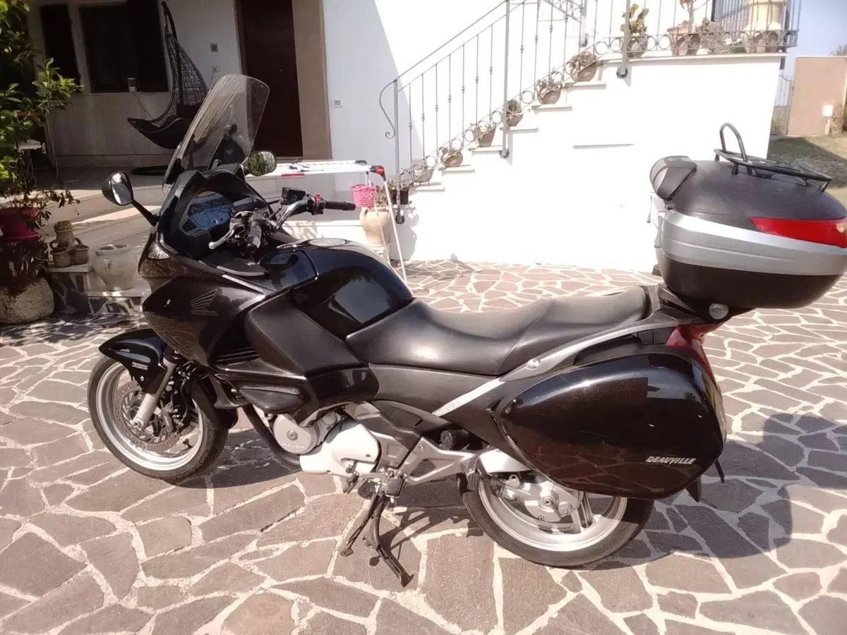 Honda Deauville 700 ABS (2)