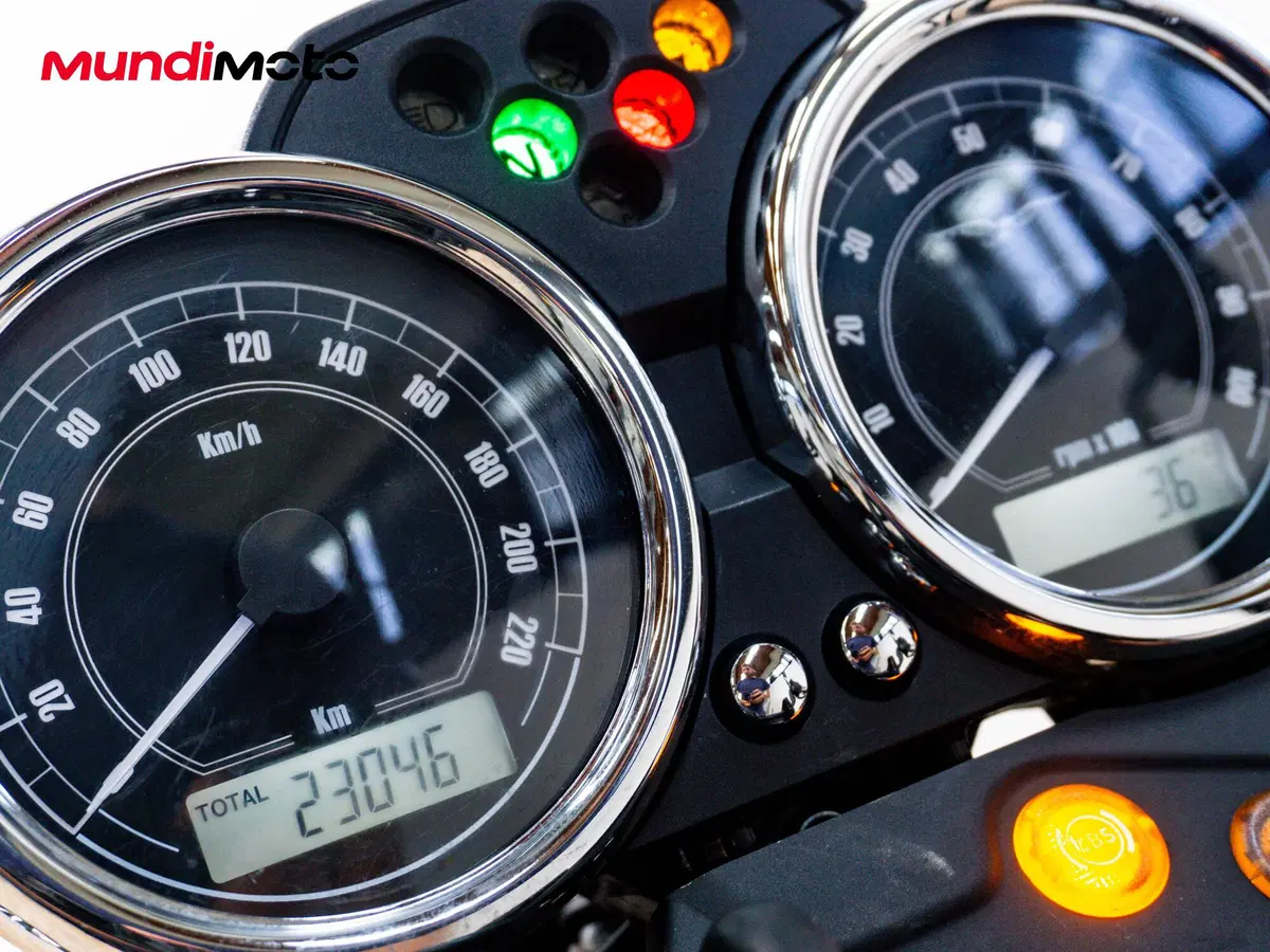 Moto Guzzi V7 II Stone (2015 - 17) (12)