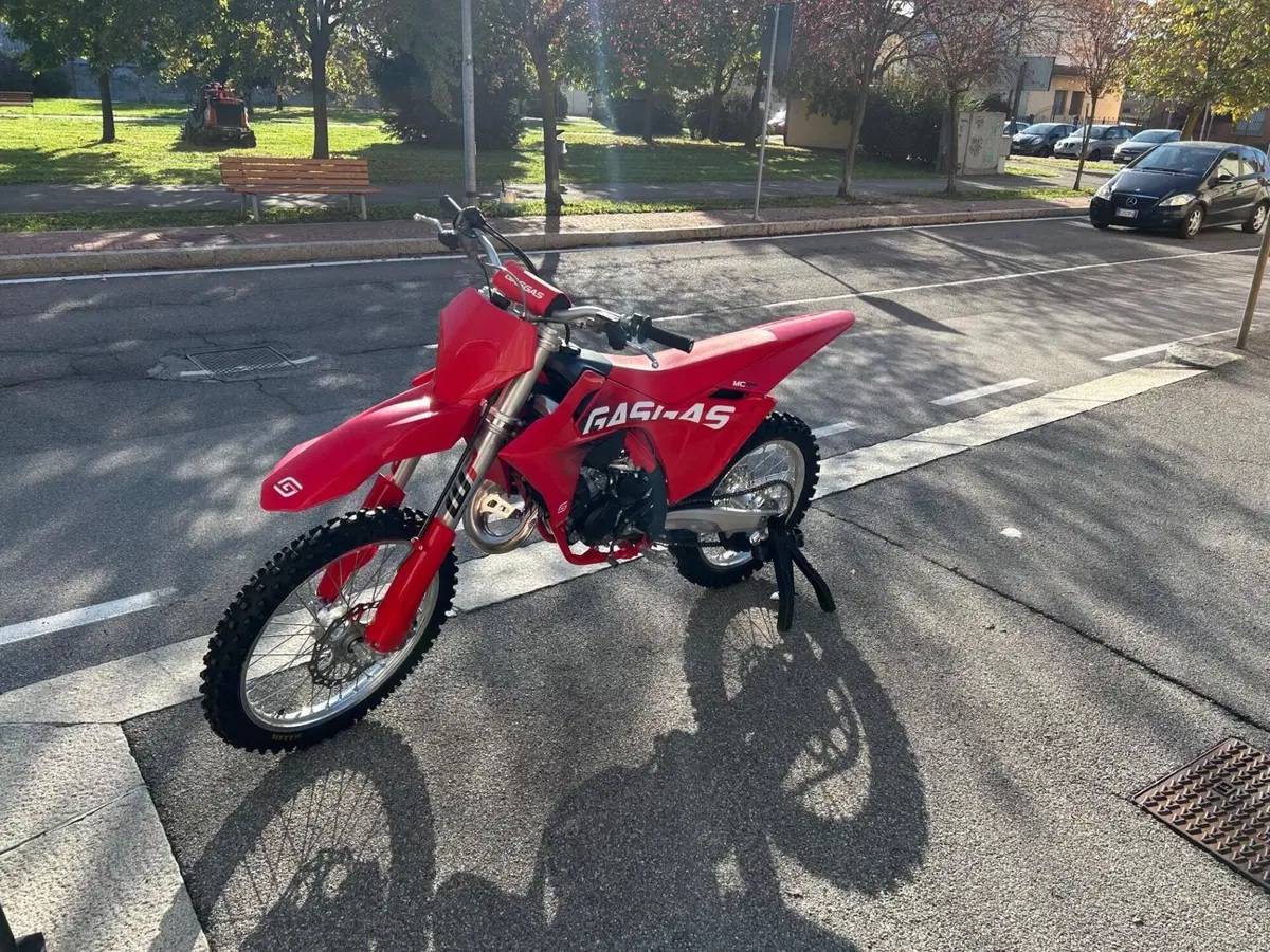 GASGAS MC 125 (2025) (2)
