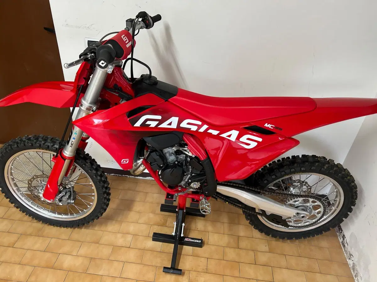 GASGAS MC 125 (2025) (4)