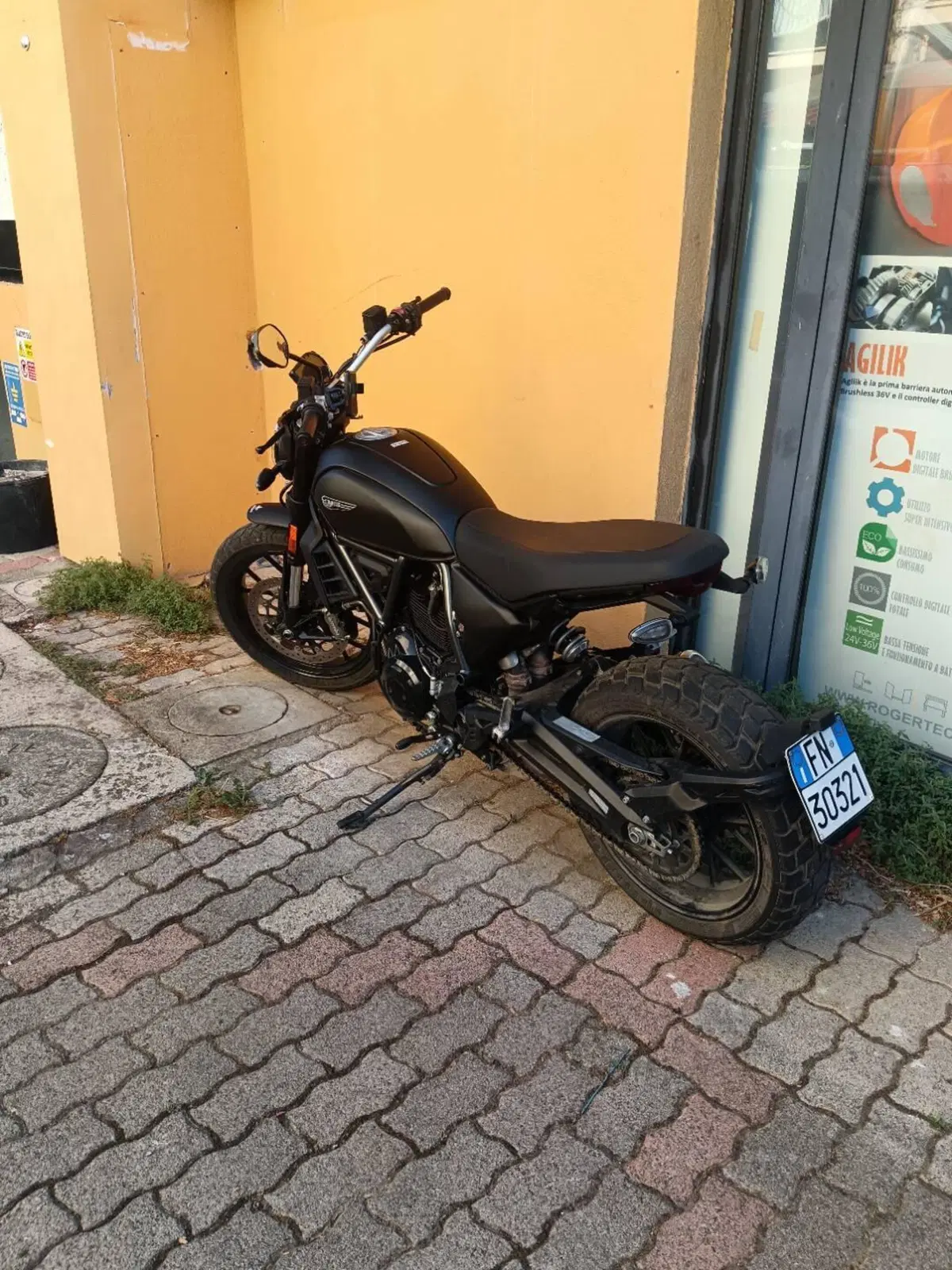 Ducati Scrambler 800 Icon Dark (2025 - 26)