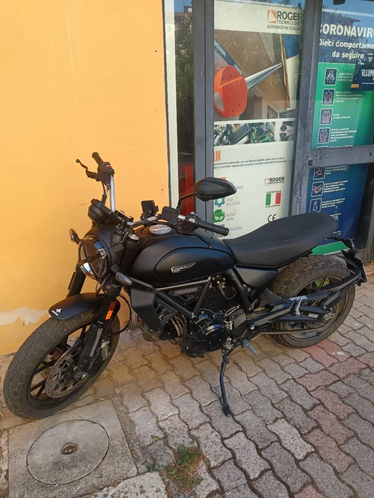 Ducati Scrambler 800 Icon Dark (2025 - 26) (3)