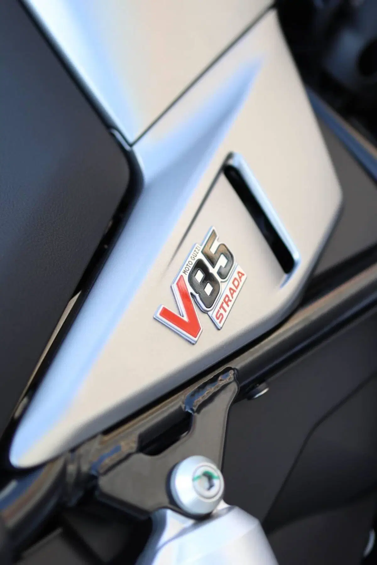 Moto Guzzi V85 Strada (2024 - 26) (2)