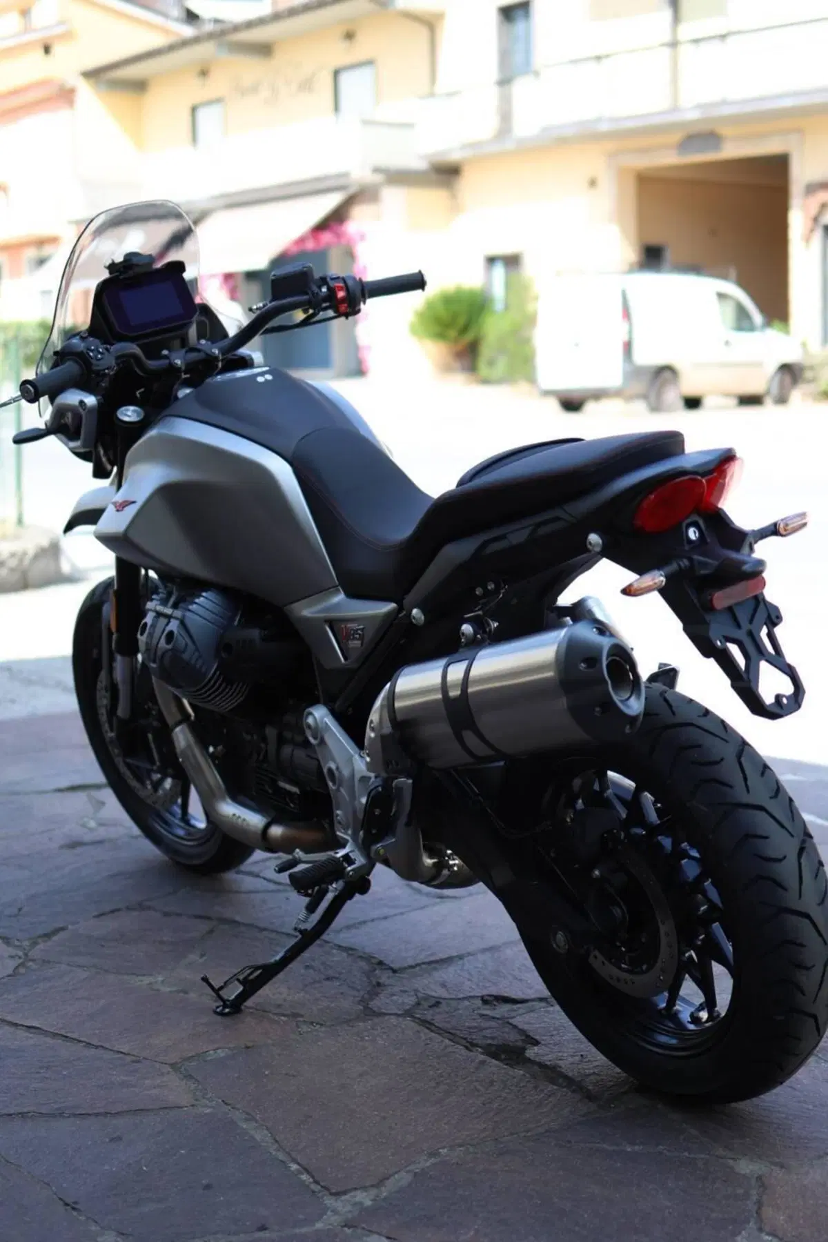 Moto Guzzi V85 Strada (2024 - 26) (9)