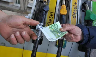 Carburanti: continuano i rincari di met&agrave; agosto, gasolio alle stelle in autostrada