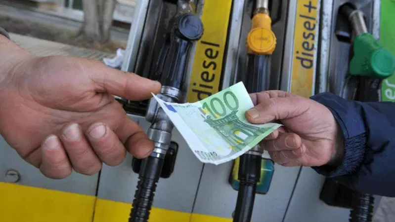 Carburanti: continuano i rincari di met&agrave; agosto, gasolio alle stelle in autostrada