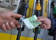 Carburanti: continuano i rincari di metà agosto, gasolio alle stelle in autostrada