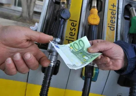Carburanti: continuano i rincari di metà agosto, gasolio alle stelle in autostrada