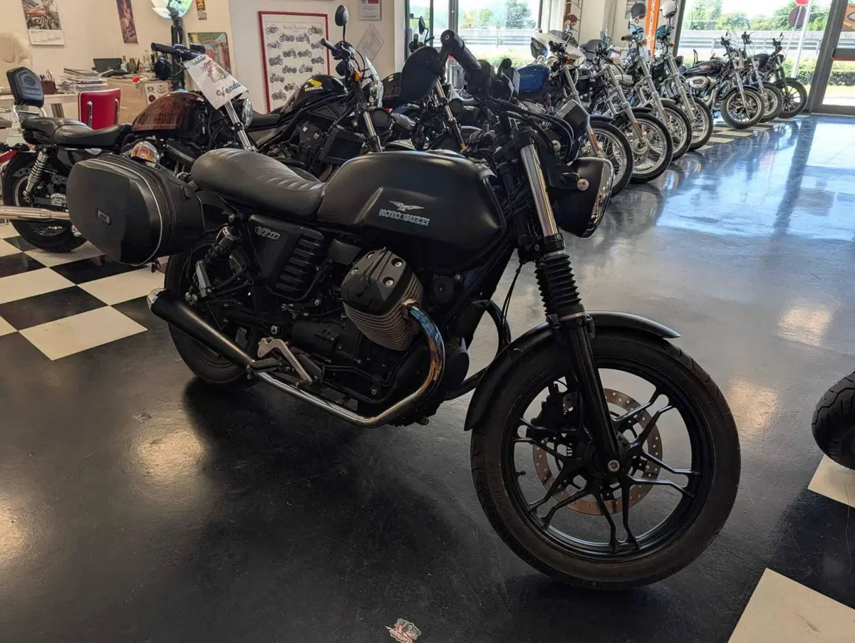 Moto Guzzi V7 II Stone (2015 - 17) (2)