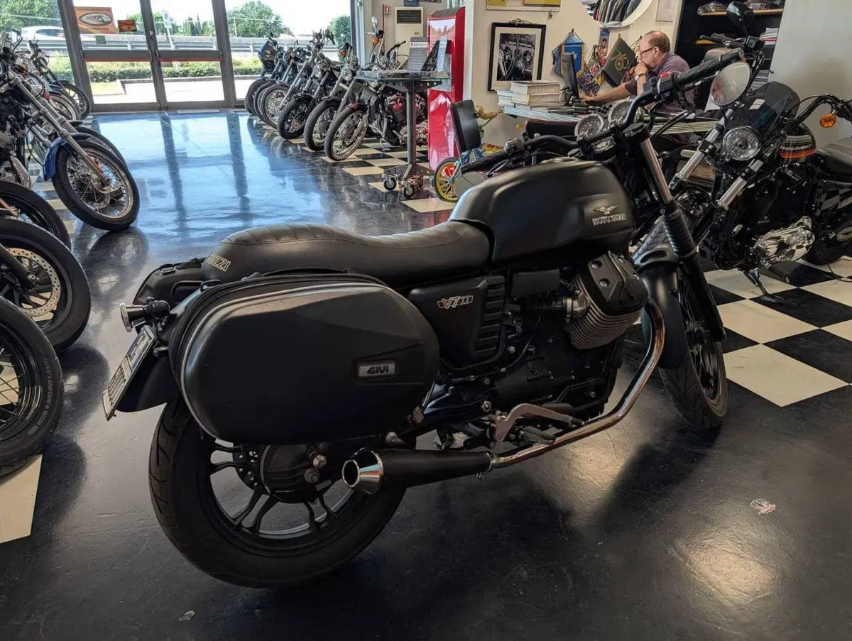 Moto Guzzi V7 II Stone (2015 - 17) (4)