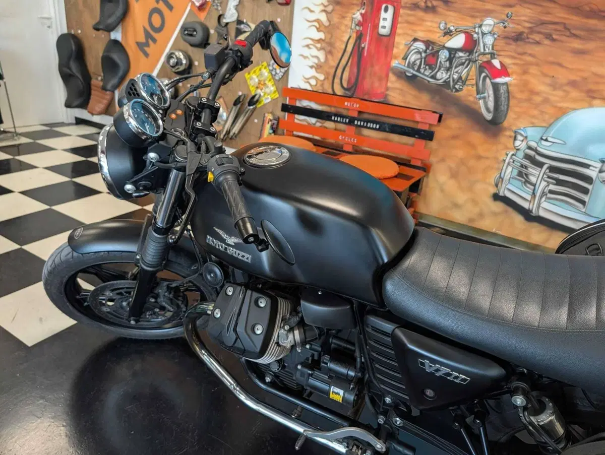 Moto Guzzi V7 II Stone (2015 - 17) (6)
