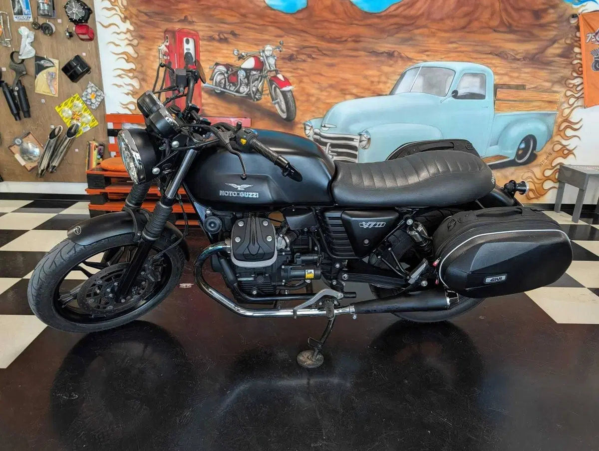 Moto Guzzi V7 II Stone (2015 - 17) (7)