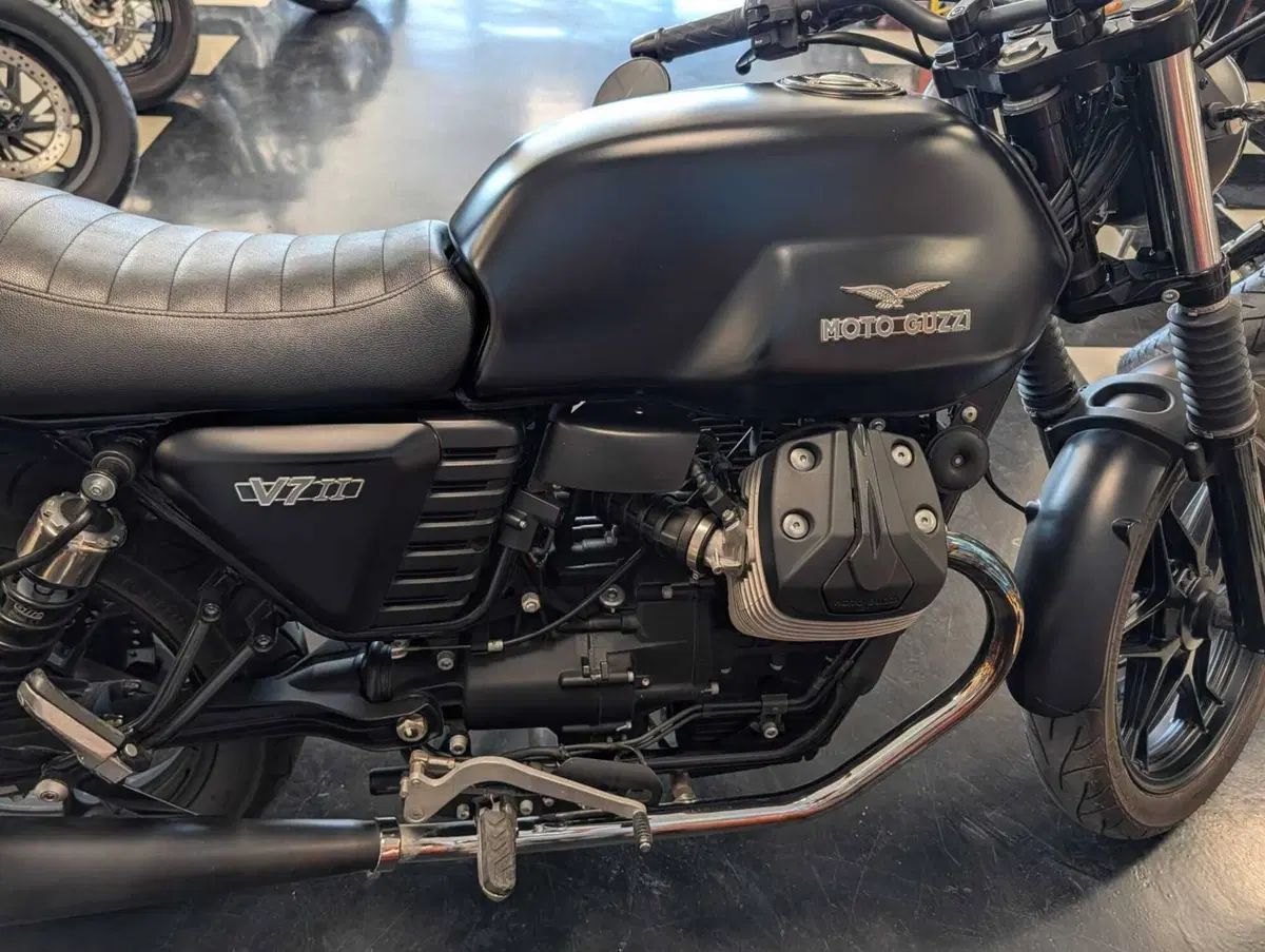 Moto Guzzi V7 II Stone (2015 - 17) (8)