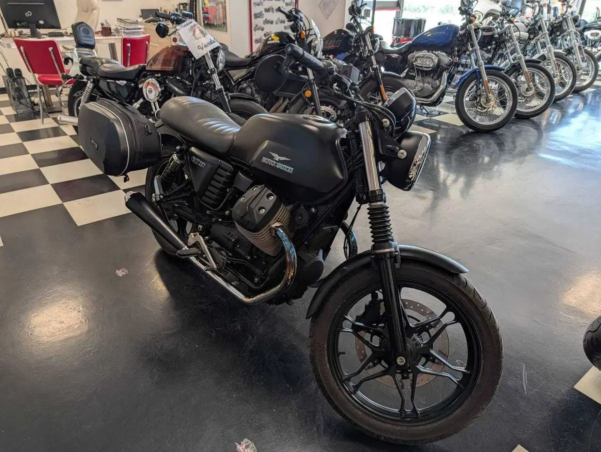 Moto Guzzi V7 II Stone (2015 - 17) (9)