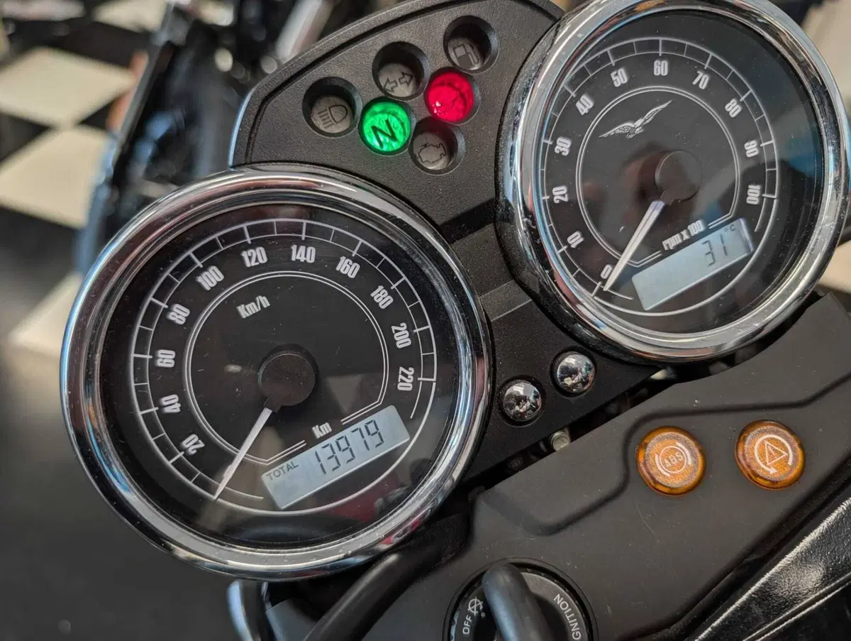 Moto Guzzi V7 II Stone (2015 - 17) (10)