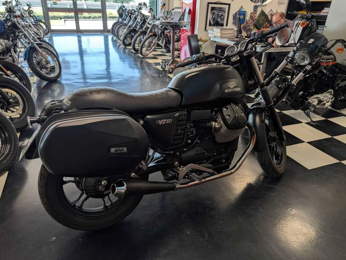 Moto Guzzi V7 II Stone (2015 - 17) (11)