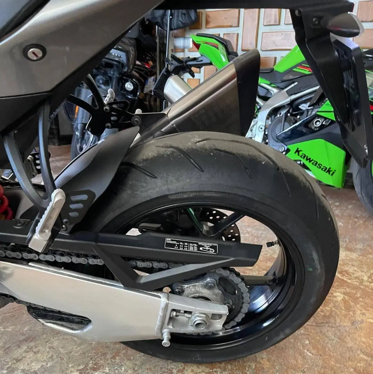 Aprilia Tuono V4 (2021 - 24) (15)