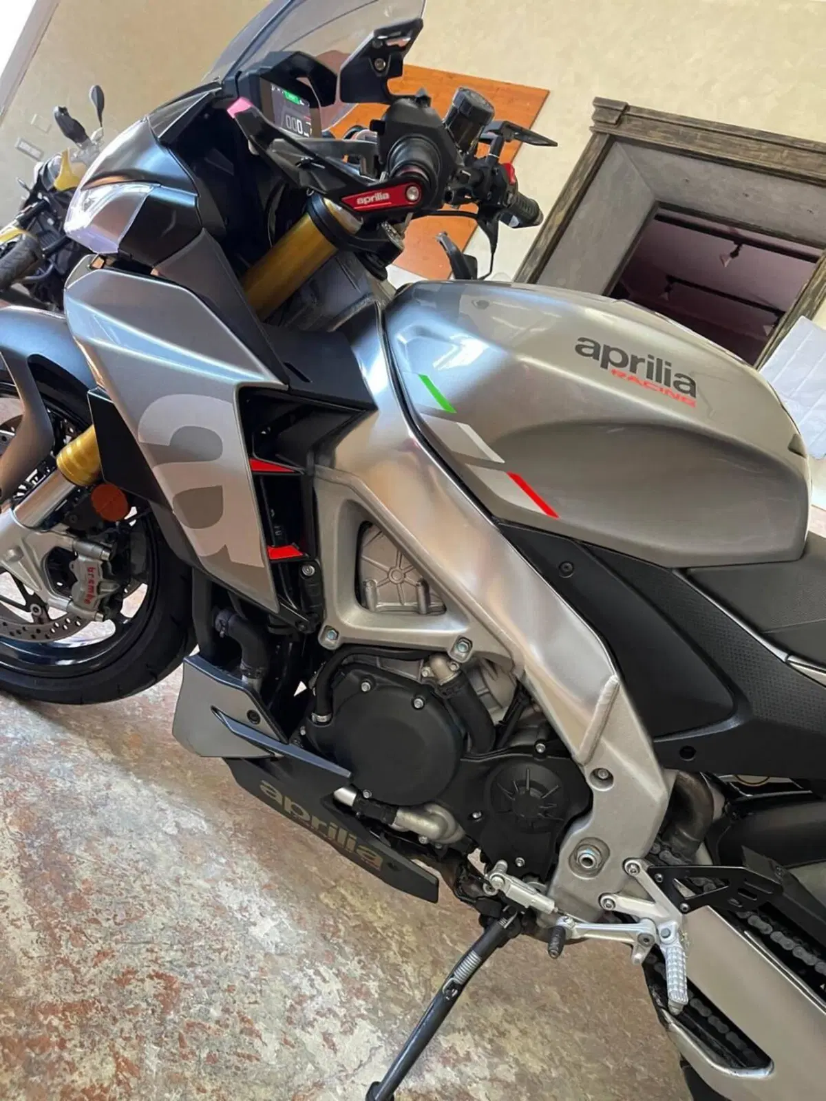 Aprilia Tuono V4 (2021 - 24) (16)