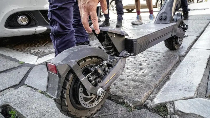 Tredicenne sfreccia su monopattino truccato a Riccione: genitori complici, scatta il sequestro della Polizia