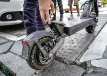 Tredicenne sfreccia su monopattino truccato a Riccione: genitori complici, scatta il sequestro della Polizia