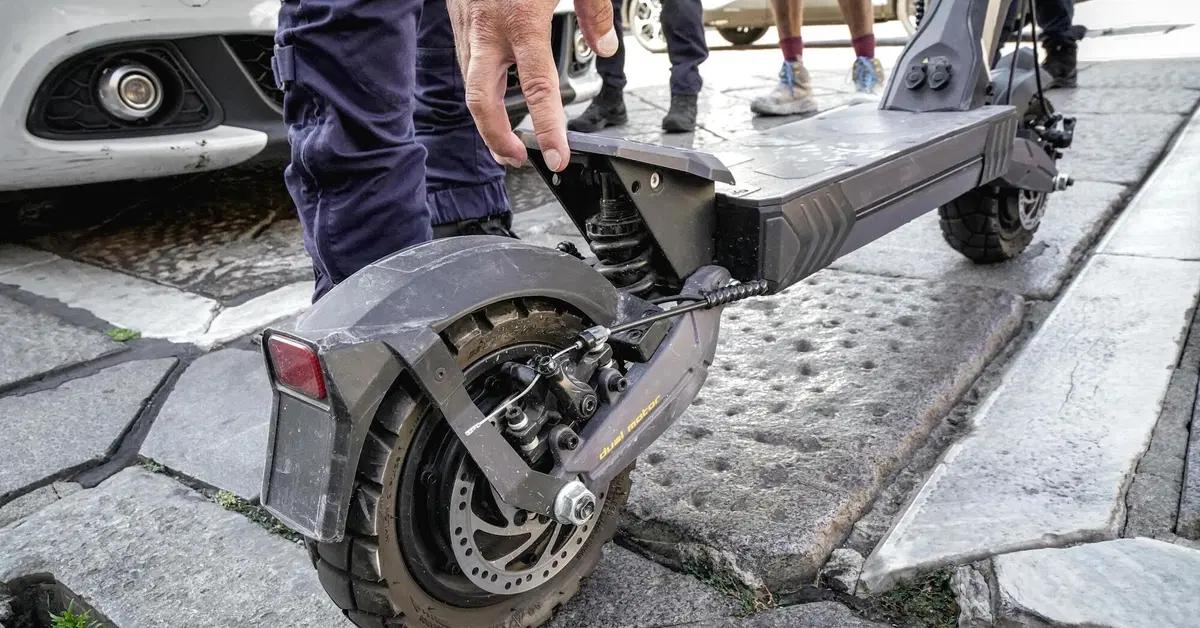Tredicenne sfreccia su monopattino truccato a Riccione: genitori complici, scatta il sequestro della Polizia
