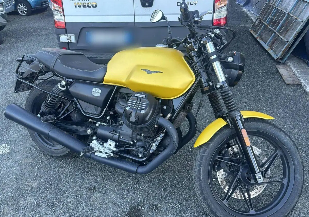 Moto Guzzi V7 Stone (2021 - 24)