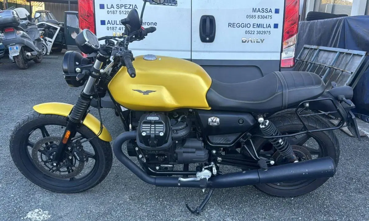Moto Guzzi V7 Stone (2021 - 24) (3)