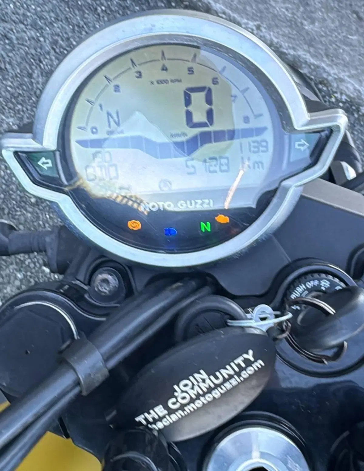 Moto Guzzi V7 Stone (2021 - 24) (4)
