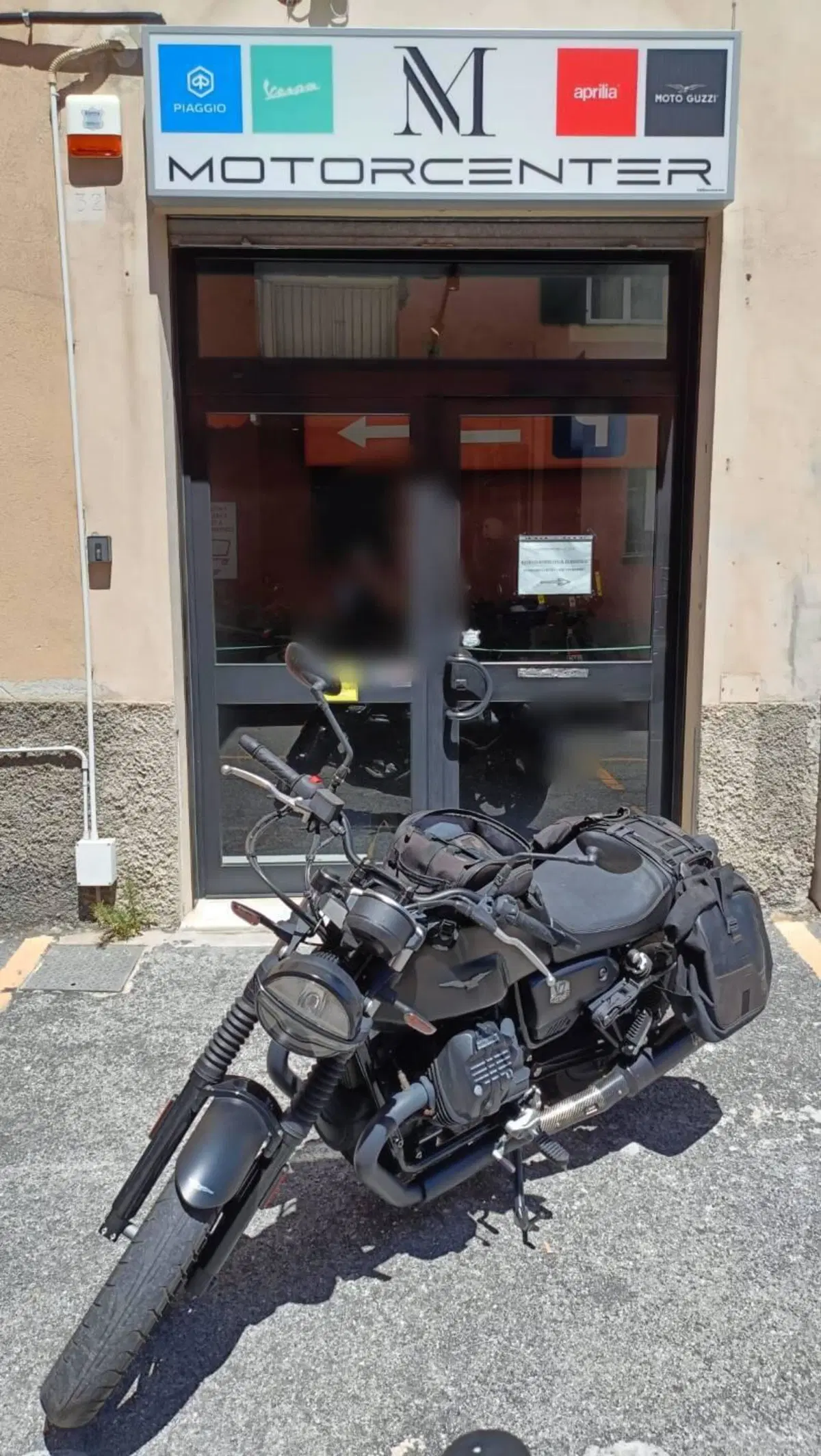 Moto Guzzi V7 Stone (2021 - 24) (2)