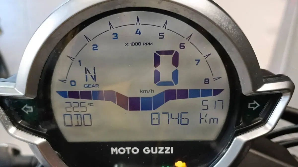 Moto Guzzi V7 Stone (2021 - 24) (2)