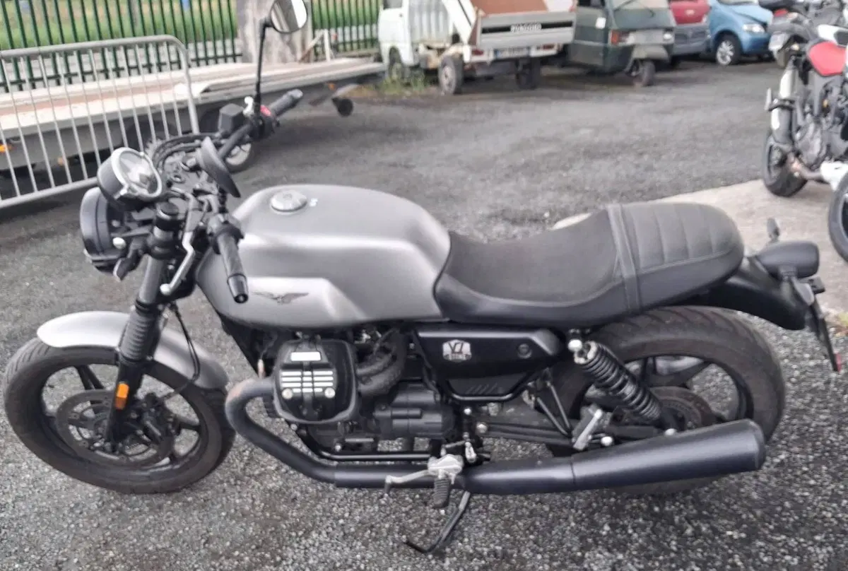 Moto Guzzi V7 Stone (2021 - 24) (3)