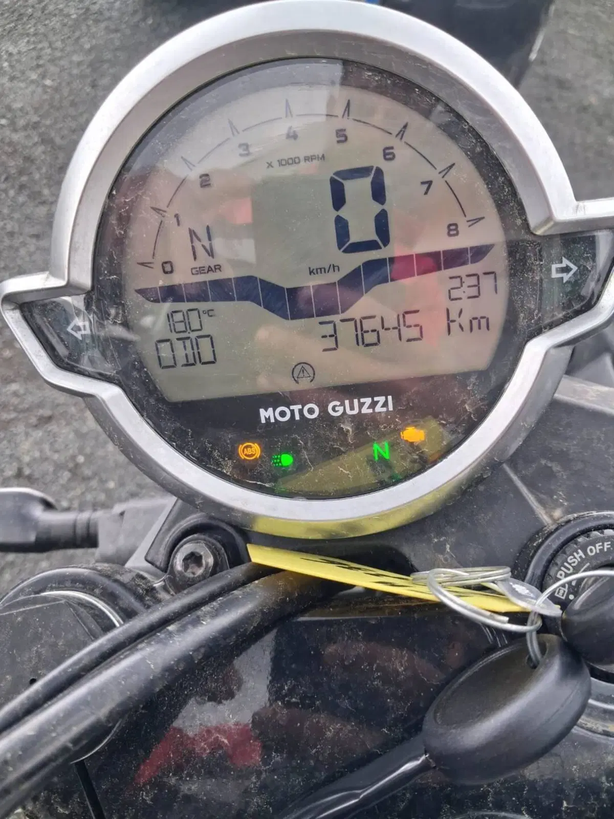 Moto Guzzi V7 Stone (2021 - 24) (5)