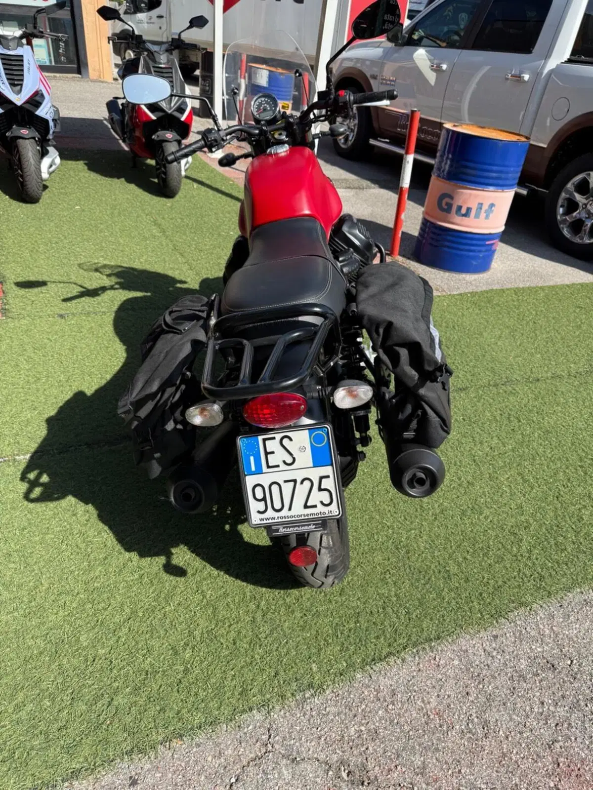 Moto Guzzi V7 III Stone (2017 - 20) (6)