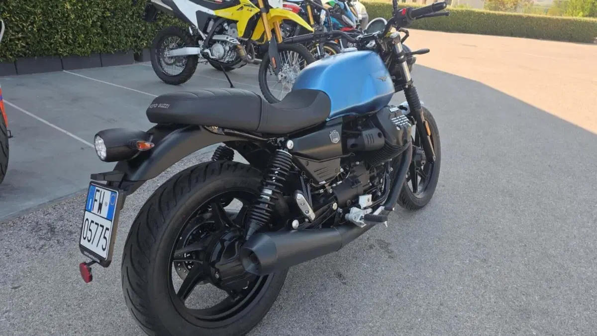 Moto Guzzi V7 Stone (2025 - 26) (3)