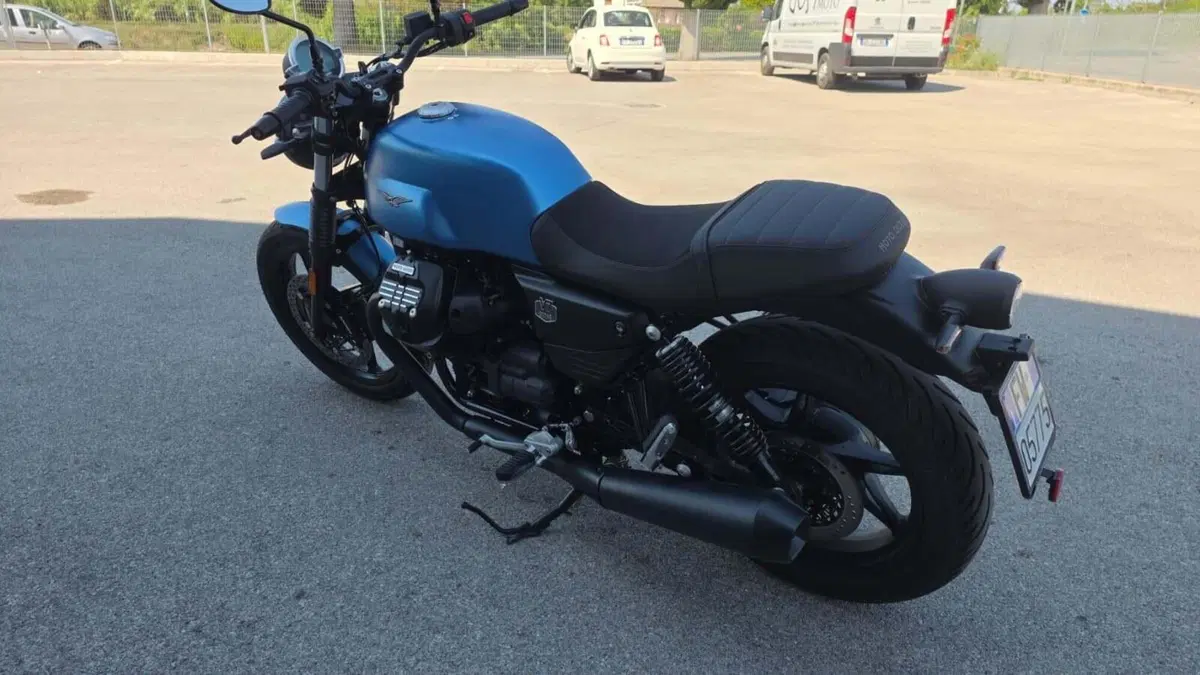 Moto Guzzi V7 Stone (2025 - 26) (4)