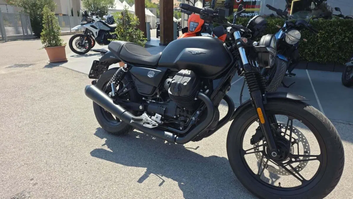 Moto Guzzi V7 Stone (2025 - 26) (2)
