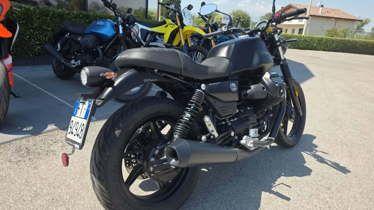 Moto Guzzi V7 Stone (2025 - 26) (3)