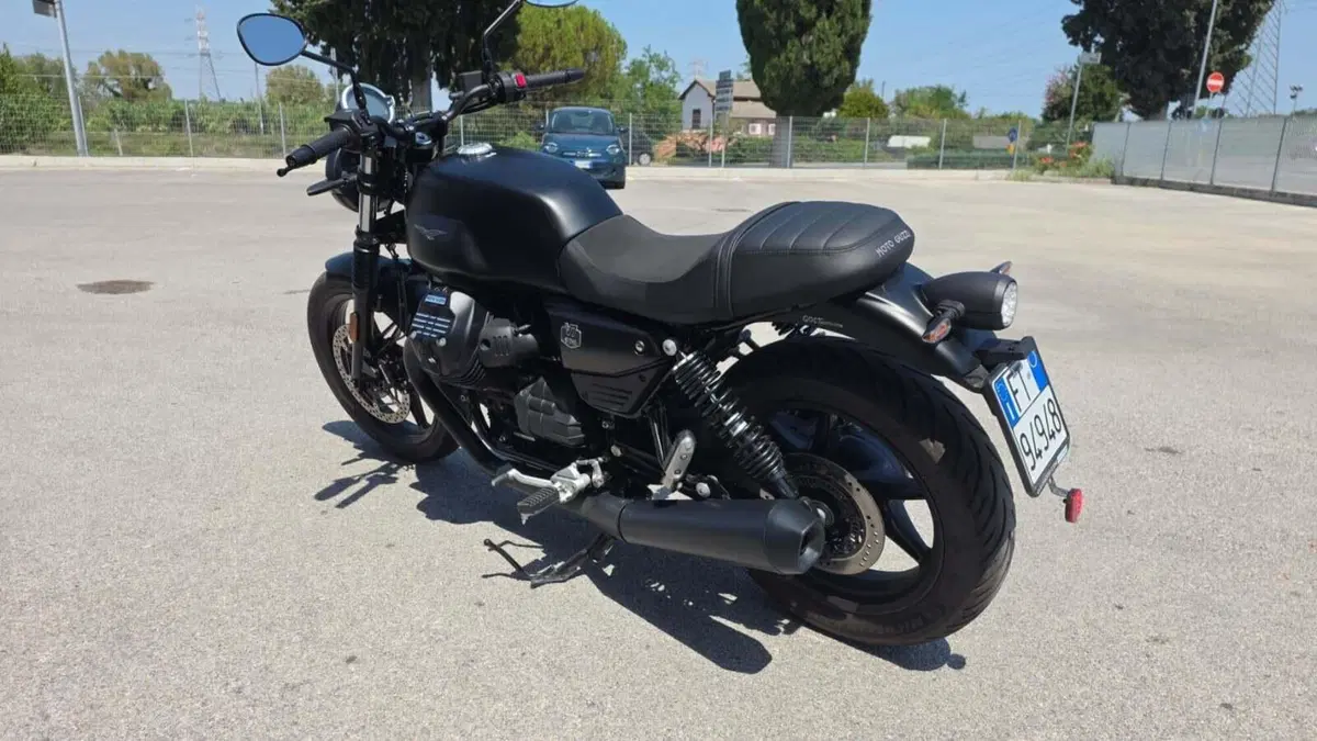 Moto Guzzi V7 Stone (2025 - 26) (4)