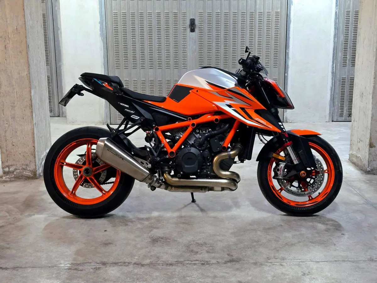 KTM 1290 Super Duke R (2022 - 23) (2)